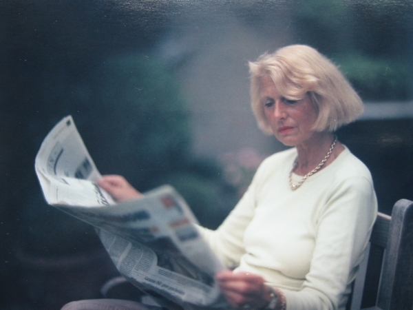 Marjo Lommen reading the newspaper August 2006